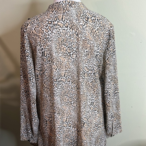 Chico's cheetah print flowy lightweight button down long sleeve Blouse,size 8/10 - Picture 14 of 15
